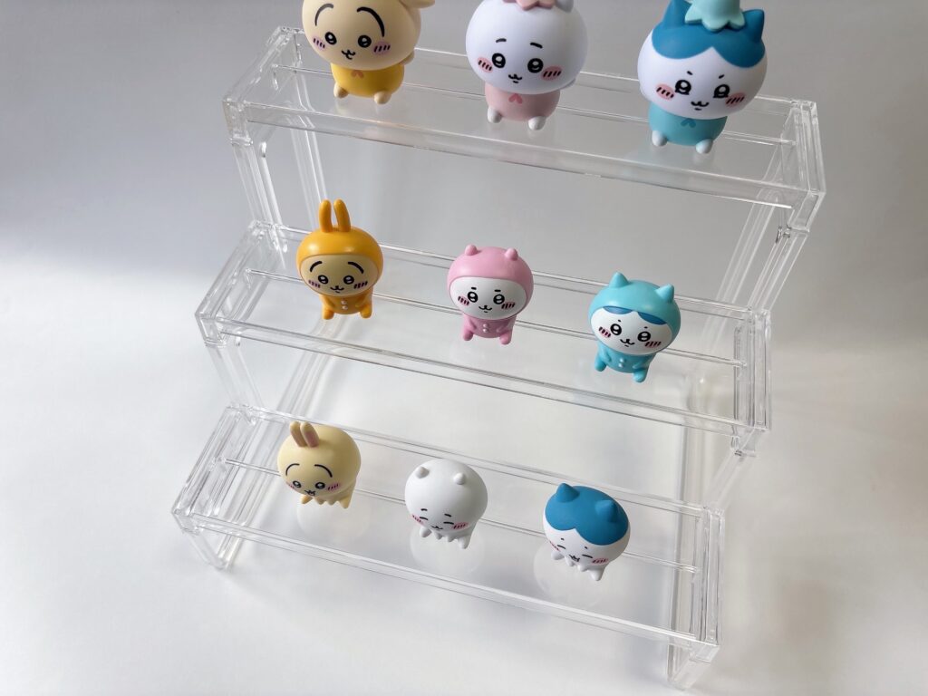 ダイソーディスプレイステージ３段ちいかわフィギュアを飾った画像