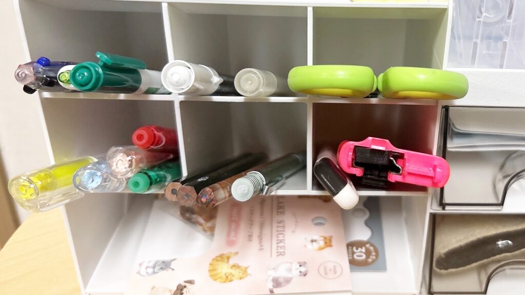 DAISO収納ケースにペンをたくさん収納