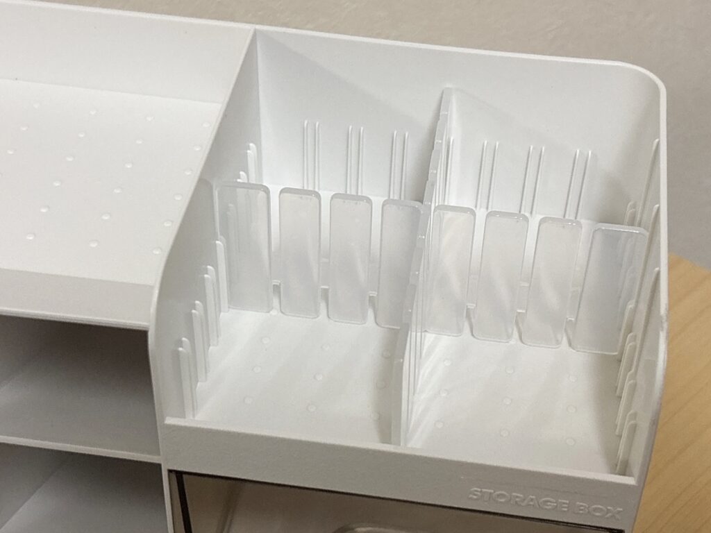 ダイソーの多機能引き出しで仕切り板で４分割する