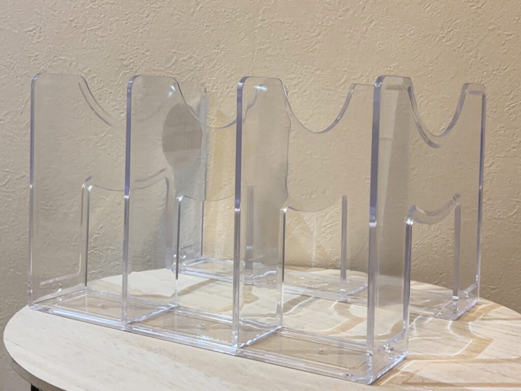 ダイソーのブックスタンドA4クリアの斜め横の商品画像