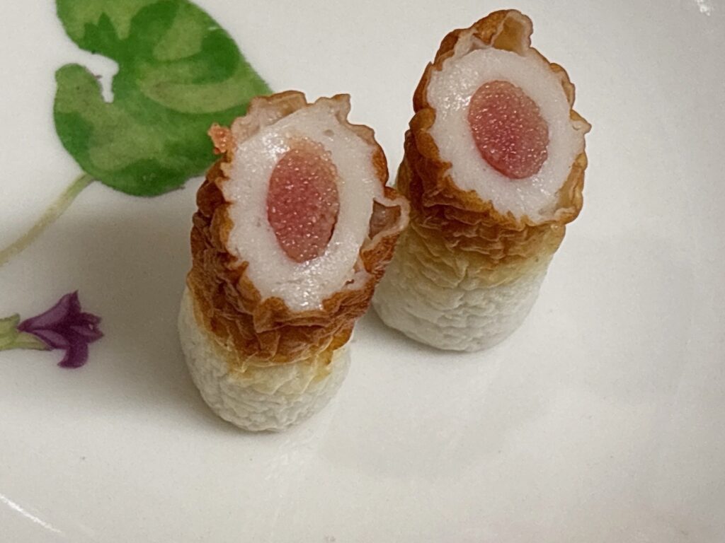 ちくわの中にたらこが入ったちくわたらこを皿に盛った