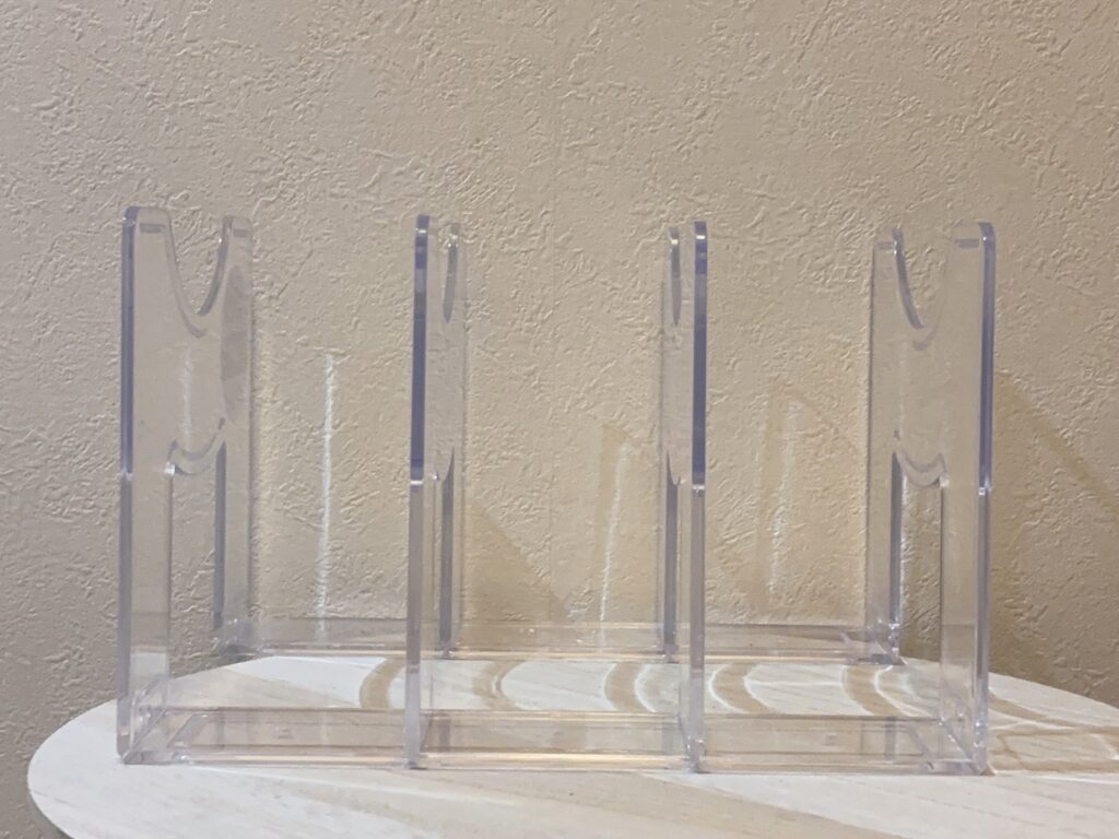 ダイソーのブックスタンドA4クリアの商品画像