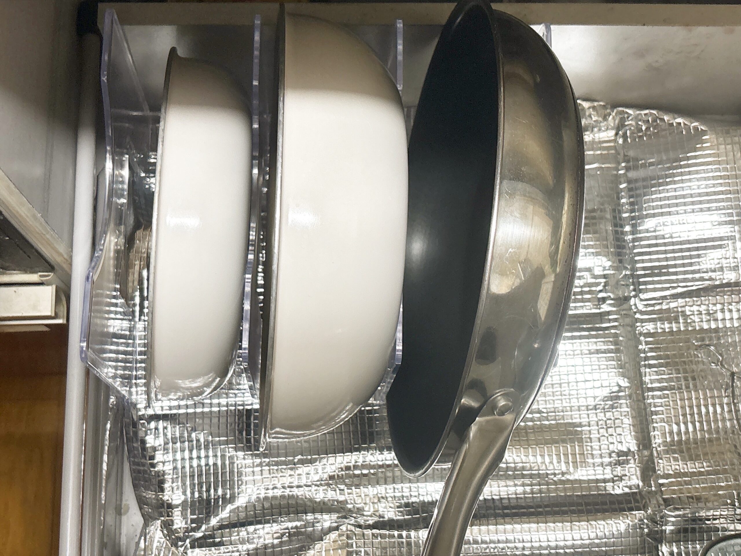 ブックスタンドa4クリアを使ってキッチンフライパンを収納をしている