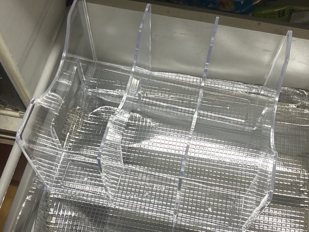 ダイソーのブックスタンドA4をキッチン棚下に設置している