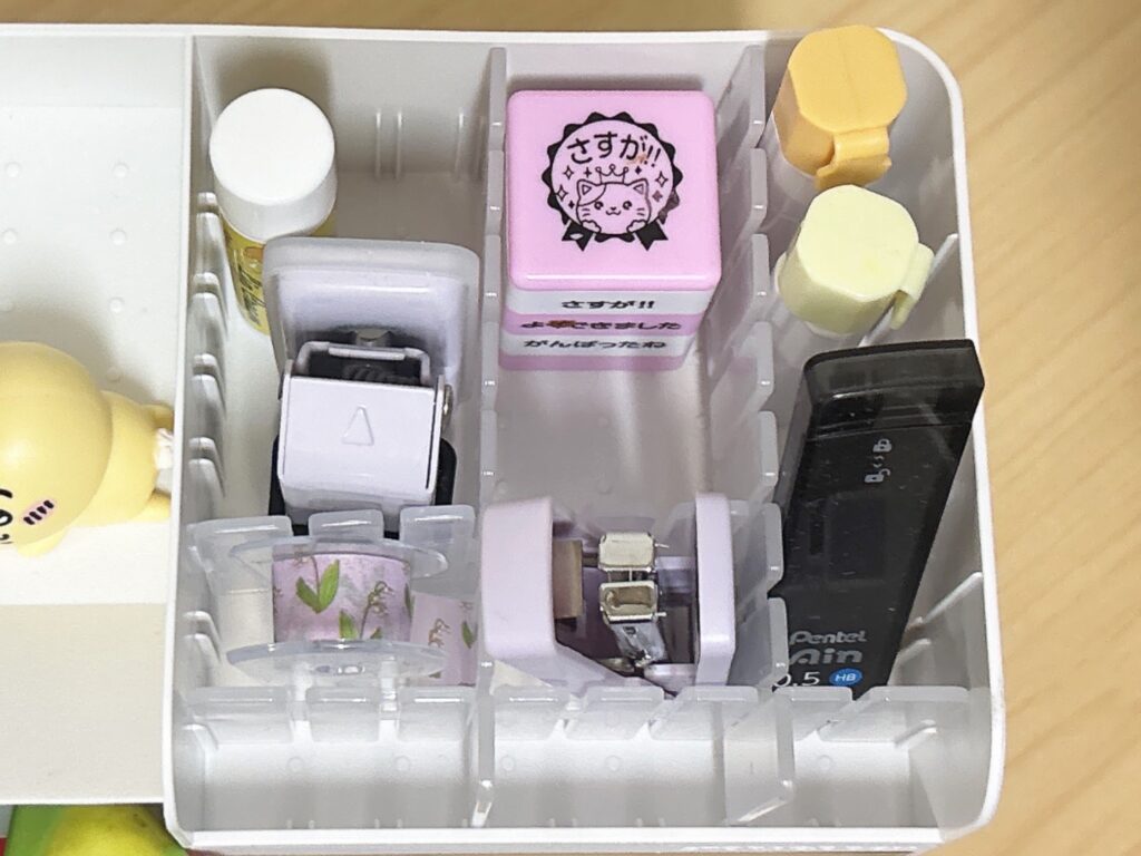 多機能ケース仕切り板で小物類を立てて収納