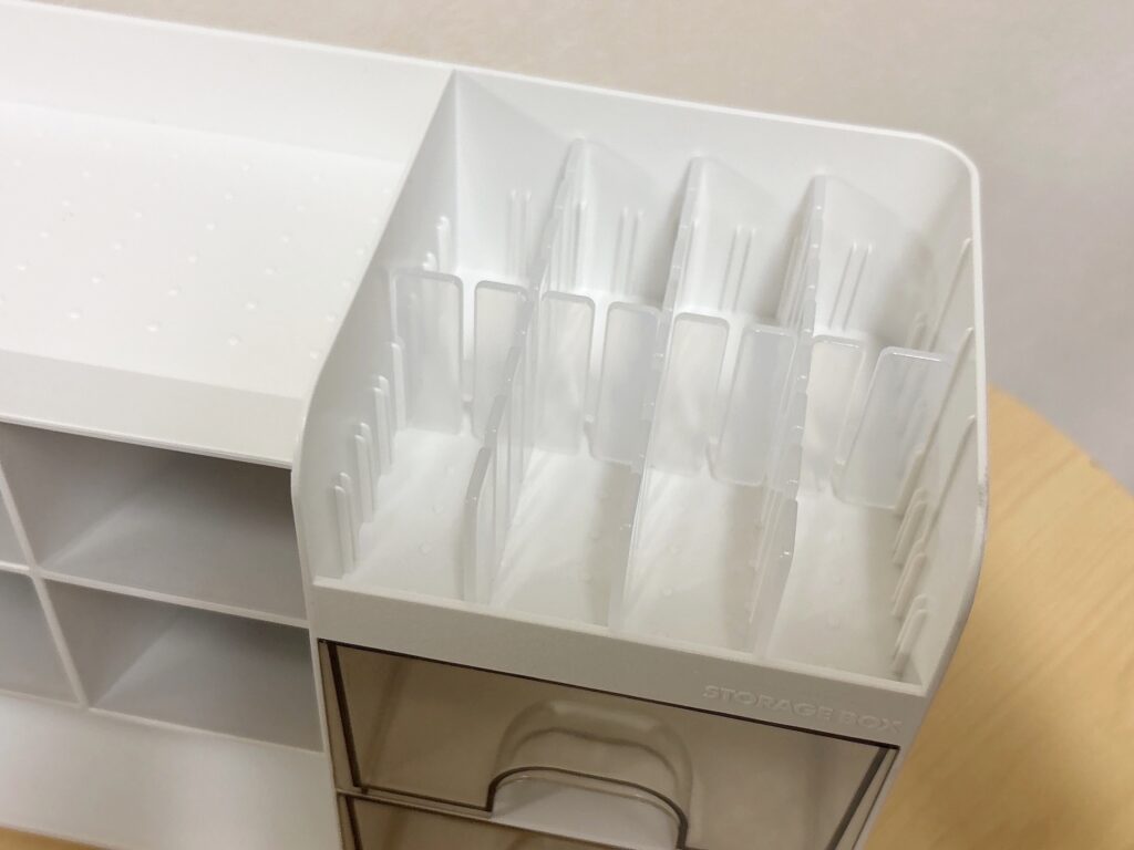 ダイソーの多機能引き出しで仕切り板で小物収納をしやすくしている