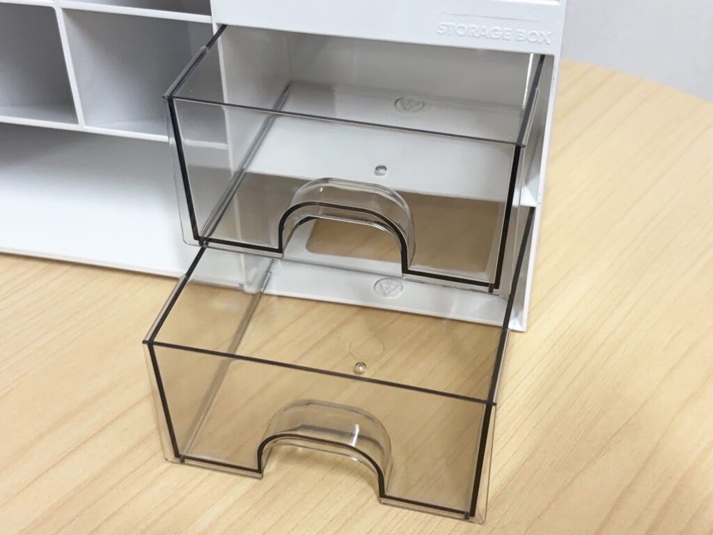ダイソー引き出し収納ケースを少し開けている