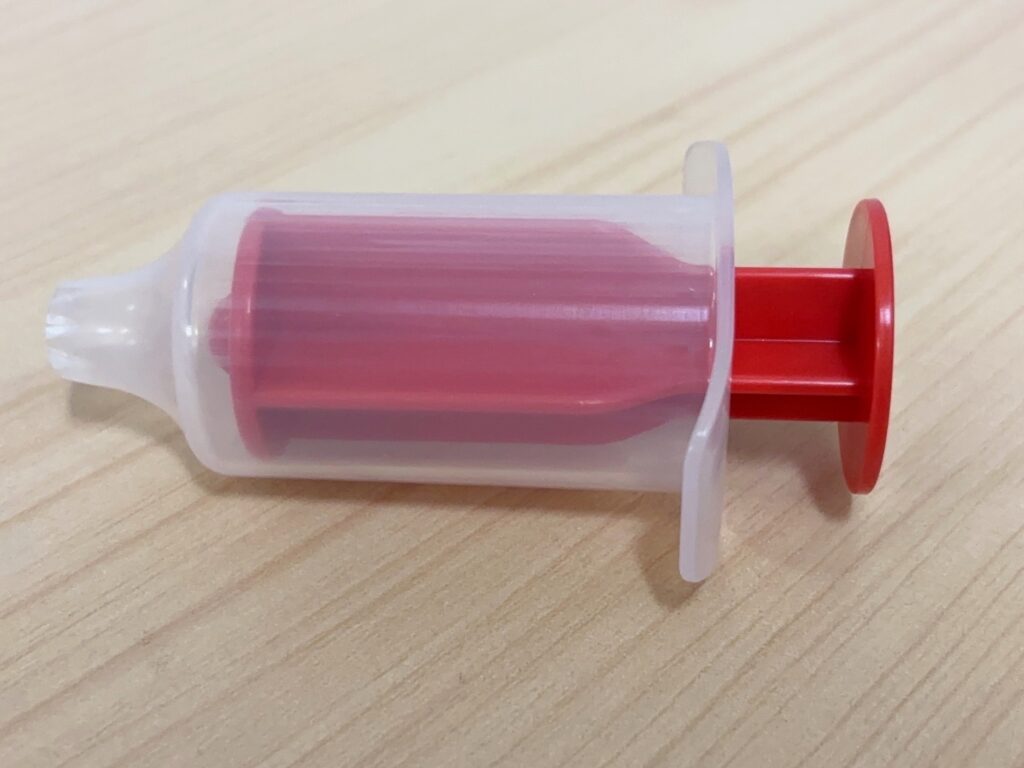 ダイソー押し出すたらこペーストをテーブルに置いている