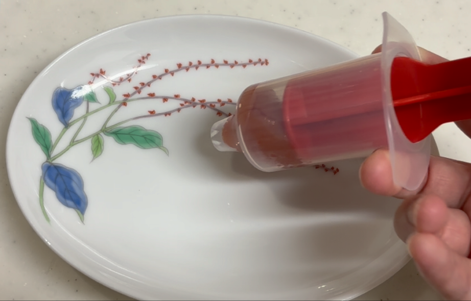 注射器のようにたらこをおしだしていく