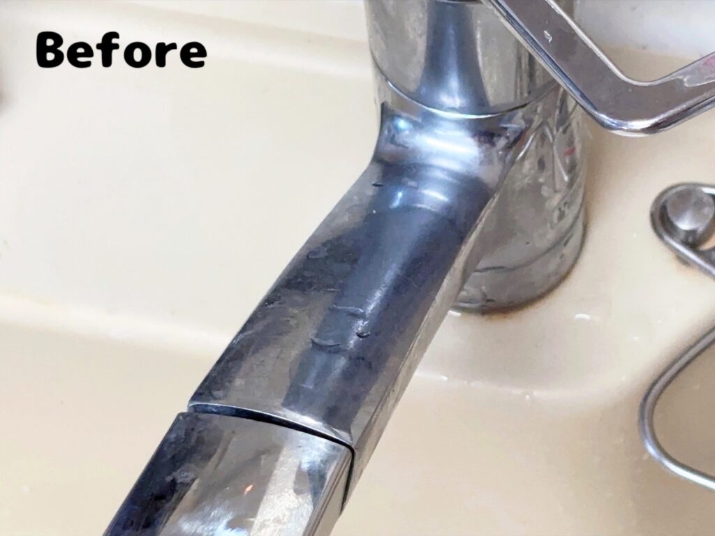 スクラブクロスで磨く前の蛇口