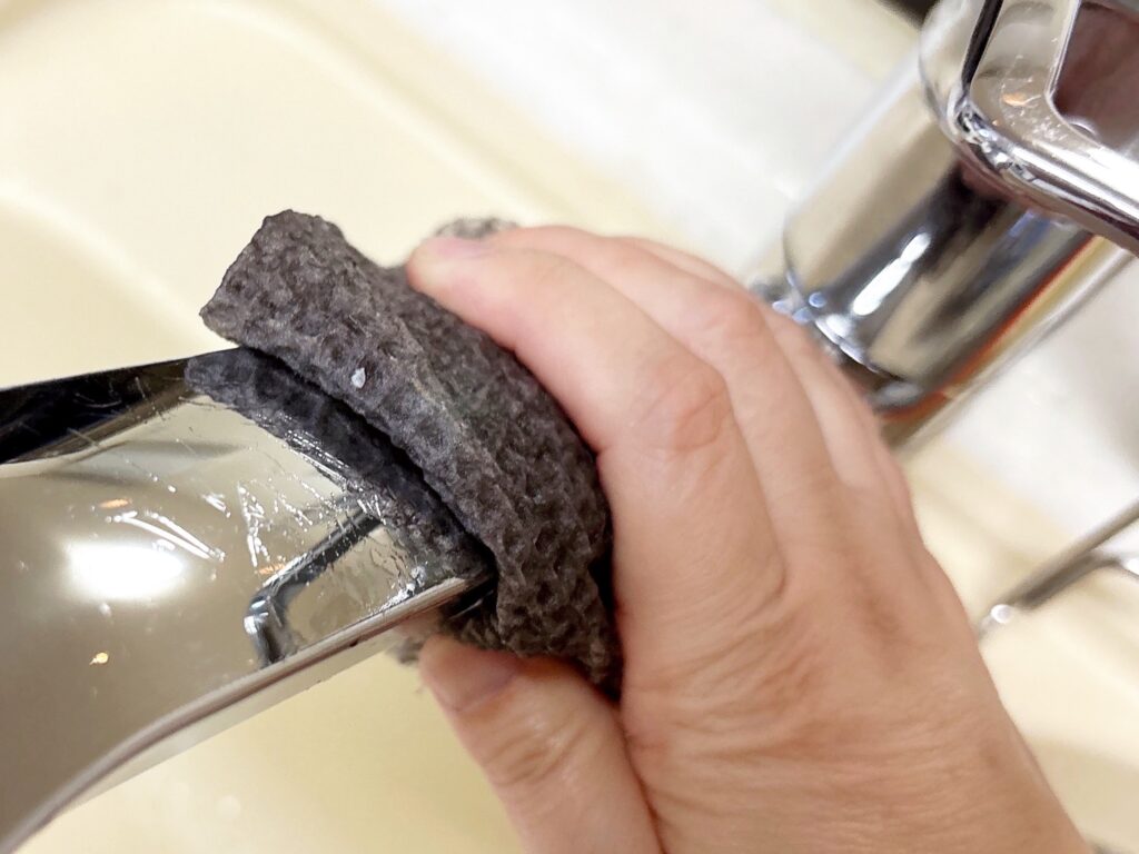 ダイソーのスクラブクロスで蛇口を磨いている様子