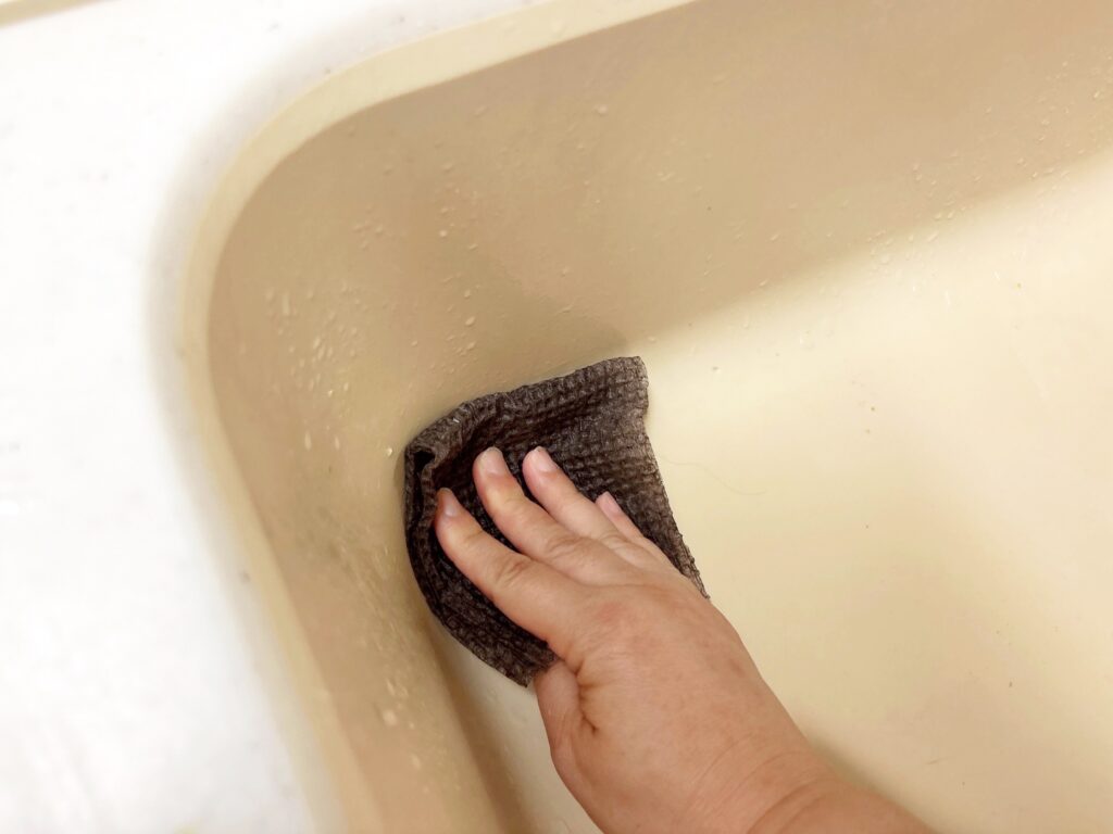 スクラブクロスでシンク内を掃除