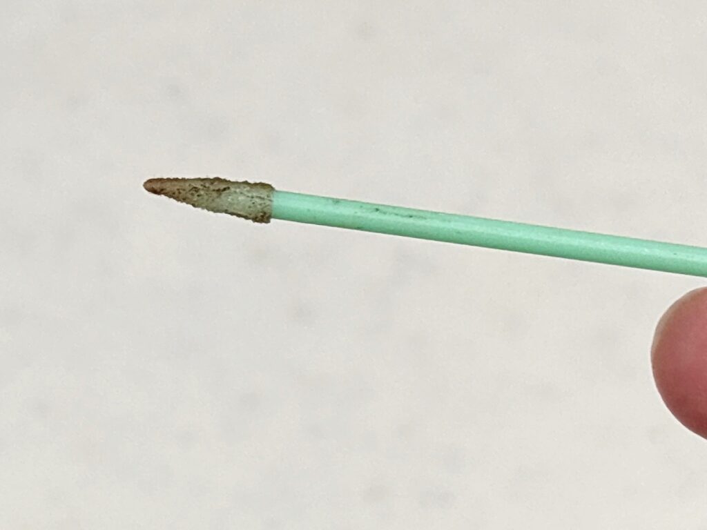 掃除をして汚れがついたスティックスポンジ