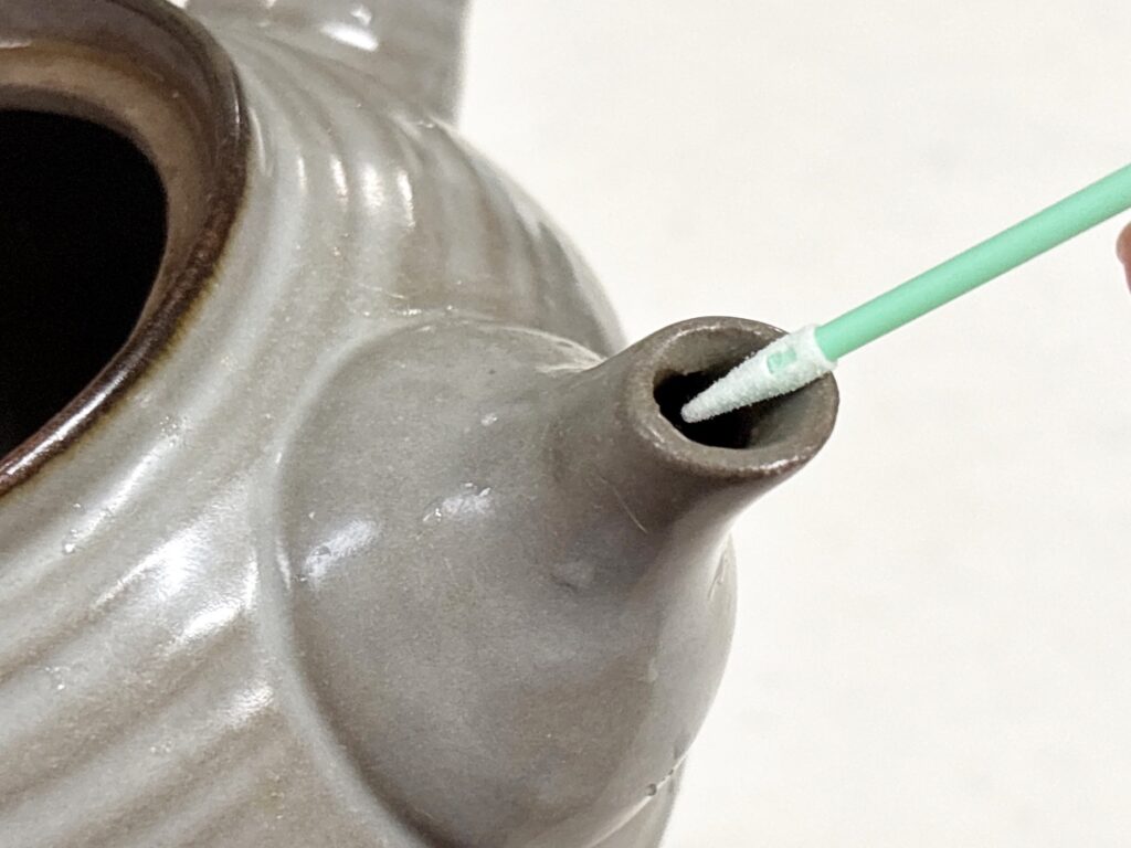 セリアの極細スティックスポンジで急須の注ぎ口を洗っている