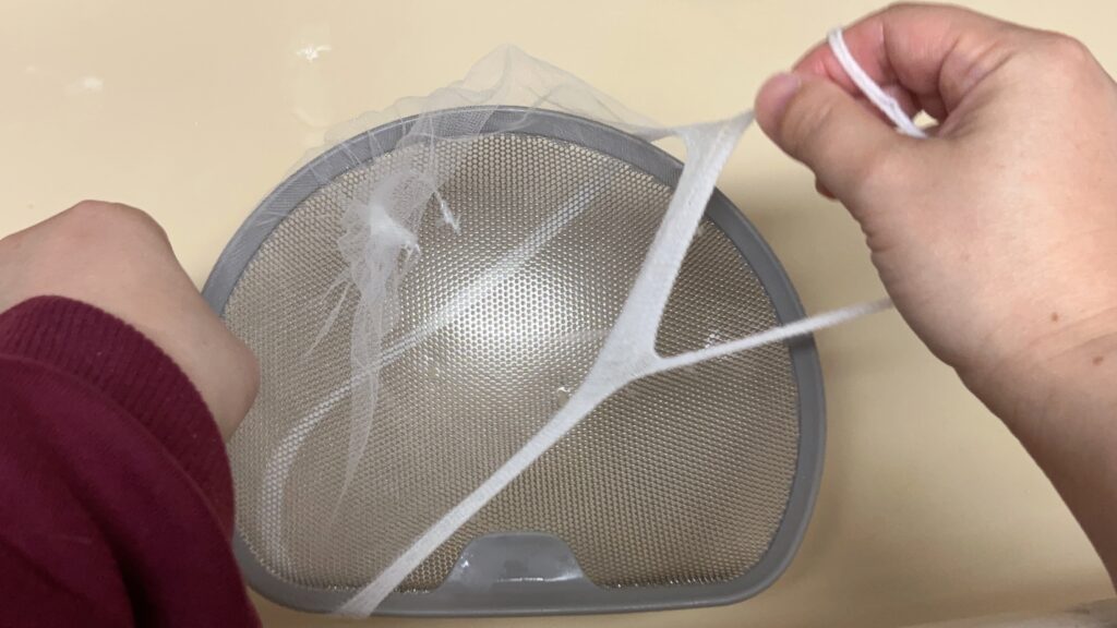 100均グッズの生ゴミ処理に便利な水切りネットをつけている様子