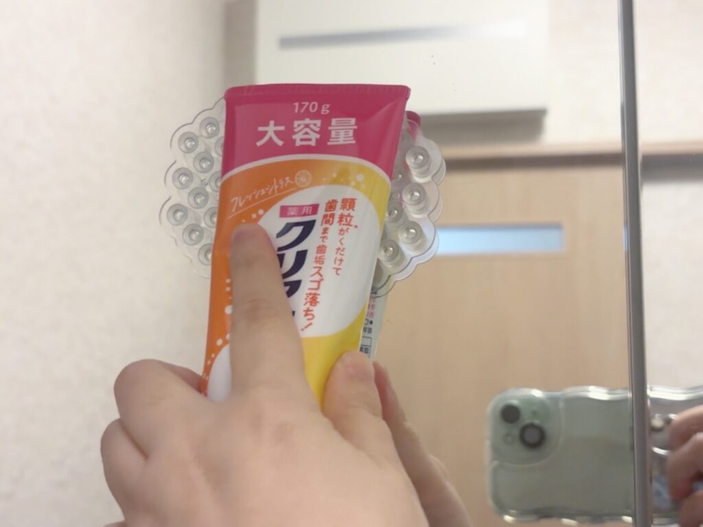 ピタッと吸着シートに歯磨き粉の浮かせる収納