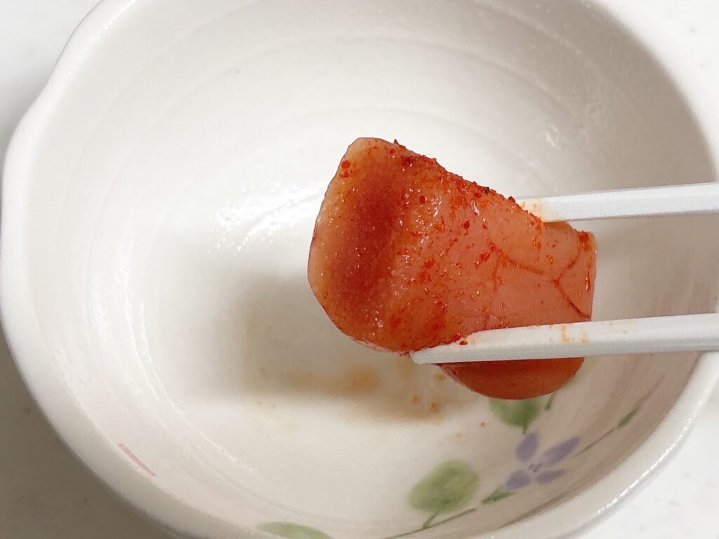 箸でつまんだ明太子