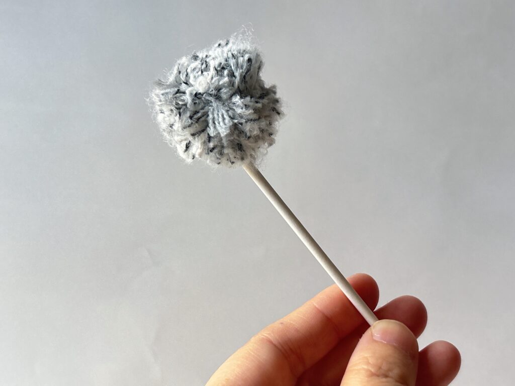 セリアのミニはたきを1本持っている