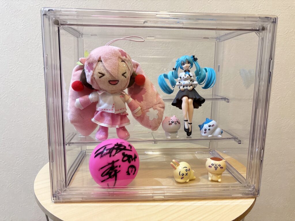 透明コレクションケースで棚板を使いにいろいろなフィギュアなどを飾った画像