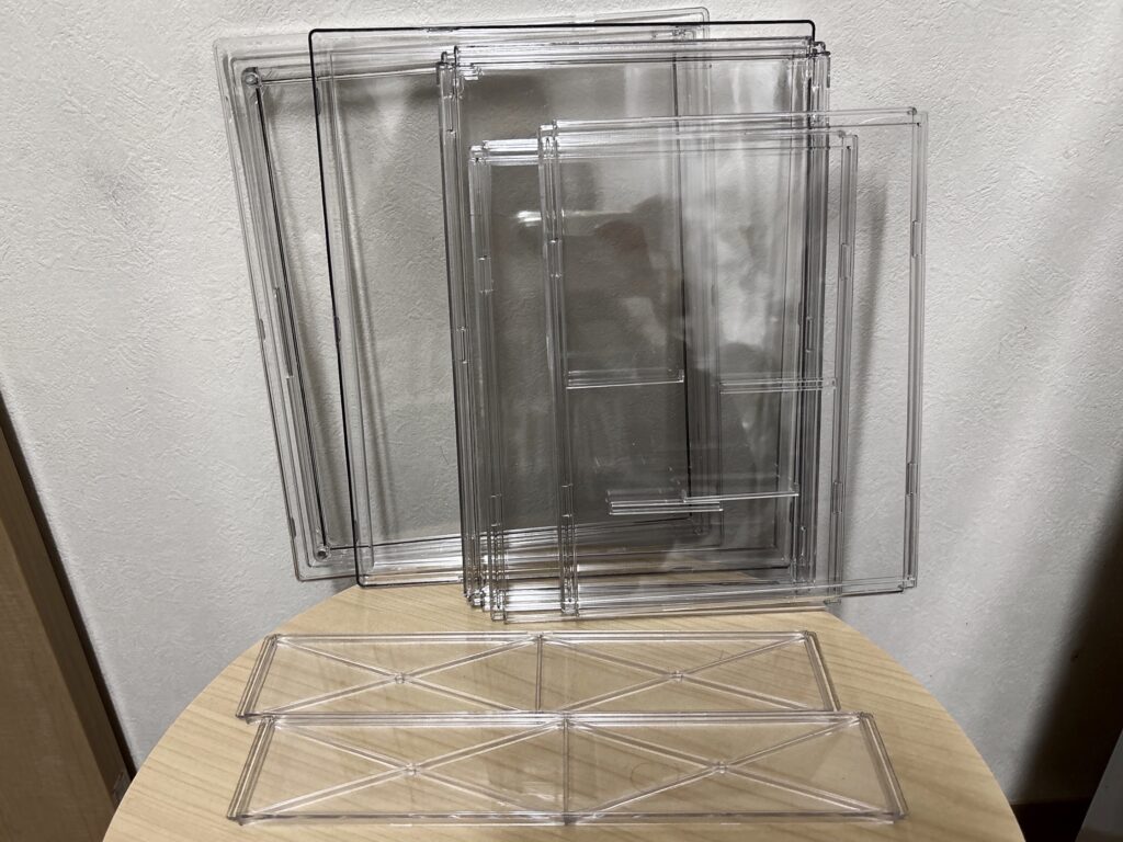 ダイソー透明コレクションケースのパーツを並べた組み立て前の状態