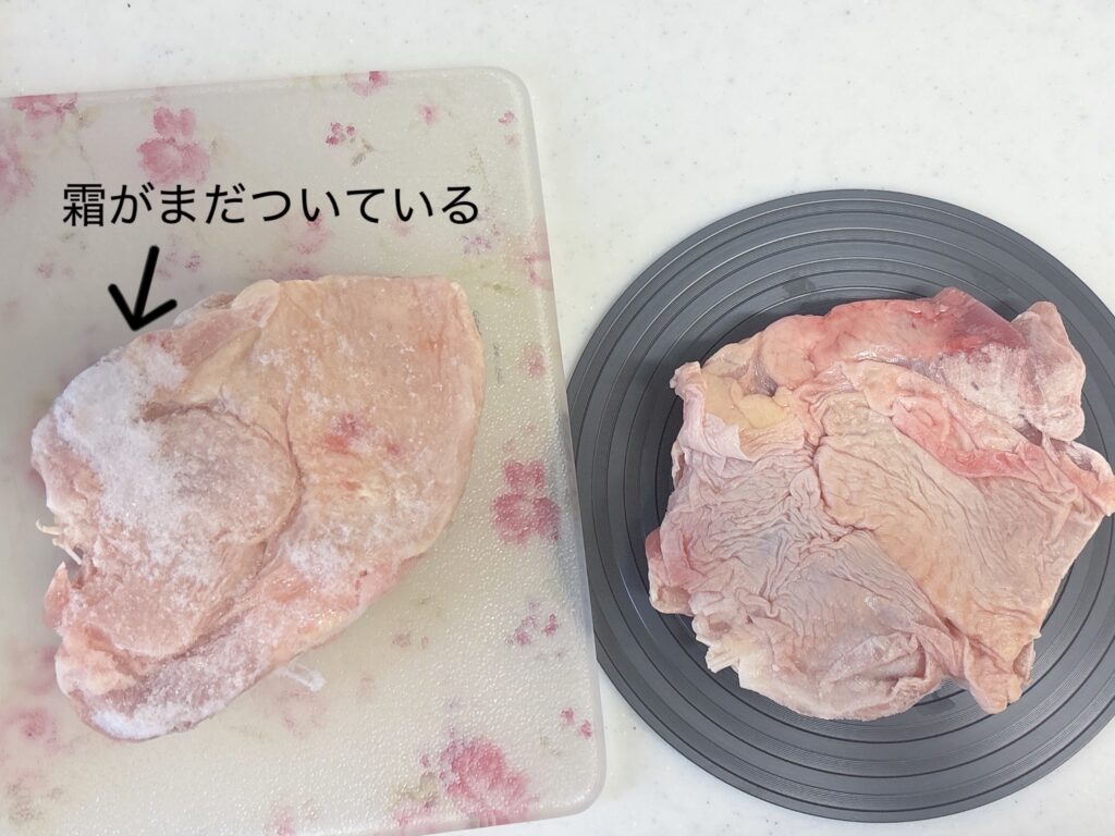 冷凍した鶏肉をダイソー解凍プレートとまな板にのせ、30分経った様子