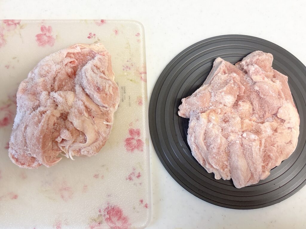 ダイソーの解凍プレートの上とまな板の上にそれぞれ1枚ずつ冷凍した鶏肉をのせている様子