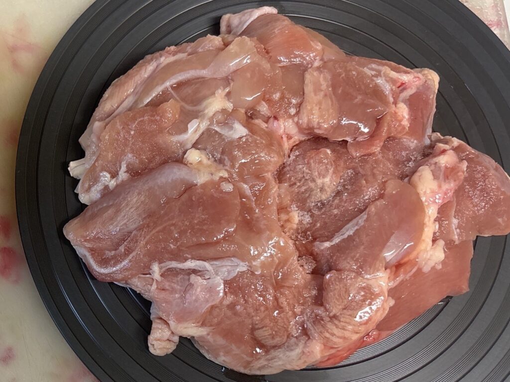 ダイソーの解凍プレートの上に冷凍鶏肉を60分置いて解凍された状態