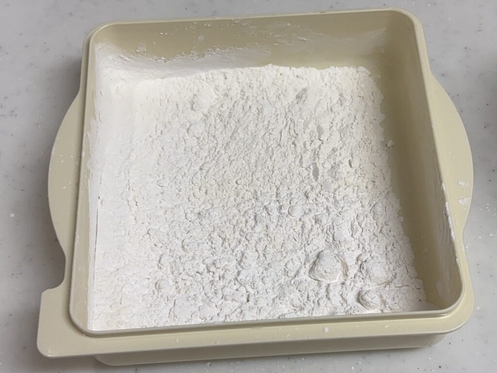 からあげ職人の外蓋に粉を入れた画像