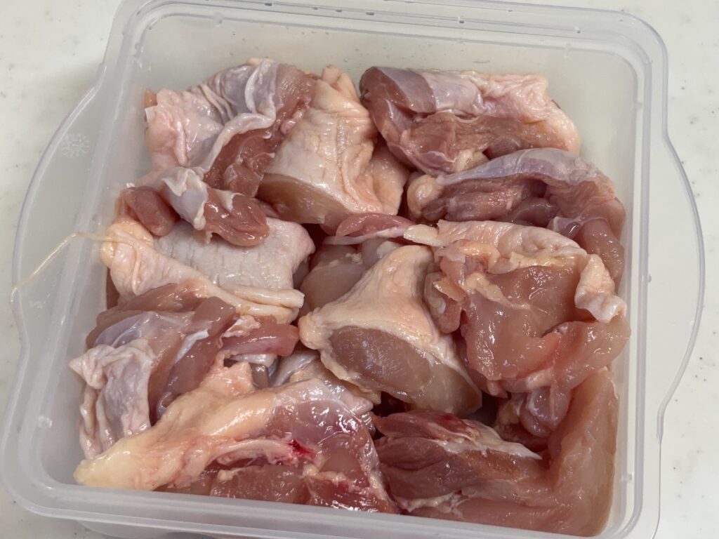 ダイソーからあげ職人の容器にカットした鶏肉をいれた画像