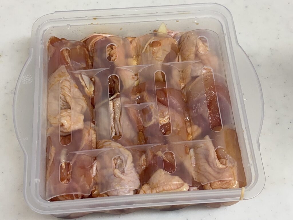 下味をつけた鶏肉の上から落とし蓋をしっかり押し付けて入れた様子