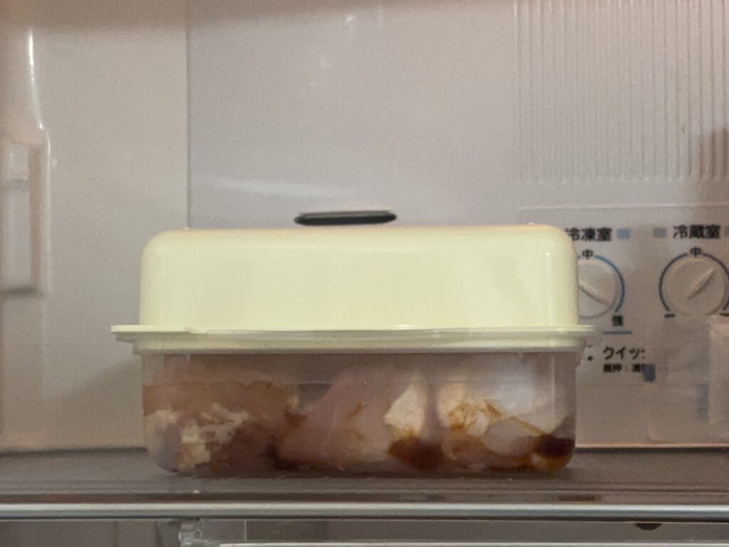 外蓋をしめたからあげ職人を冷蔵庫の中にいれた画像