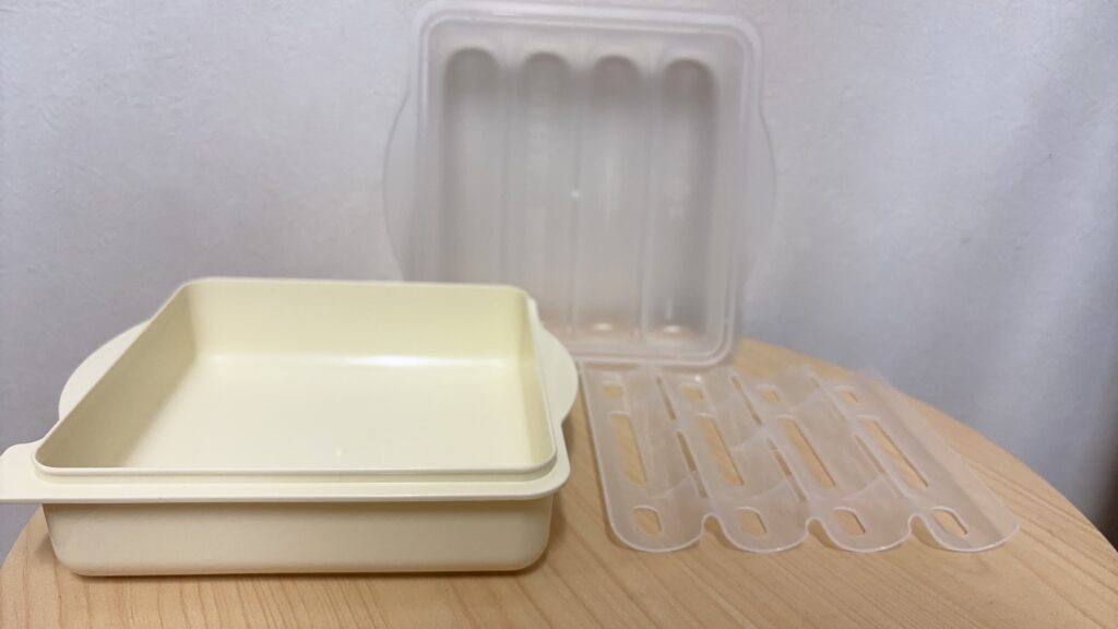 ダイソーからあげ職人の容器を3つ並べている様子