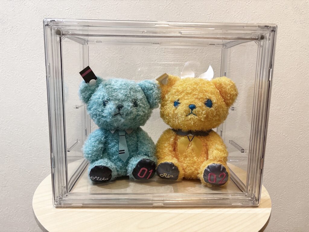 コレクションケースにぬいぐるみを飾った画像