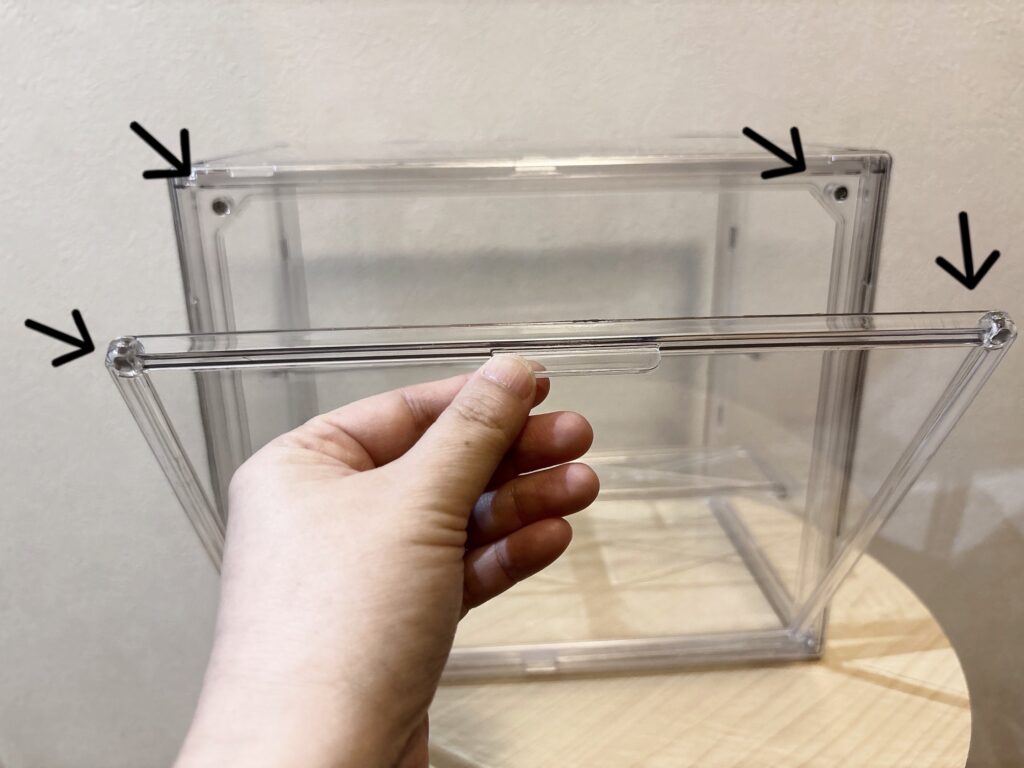 DAISOの透明コレクションケースの前扉を開ける様子