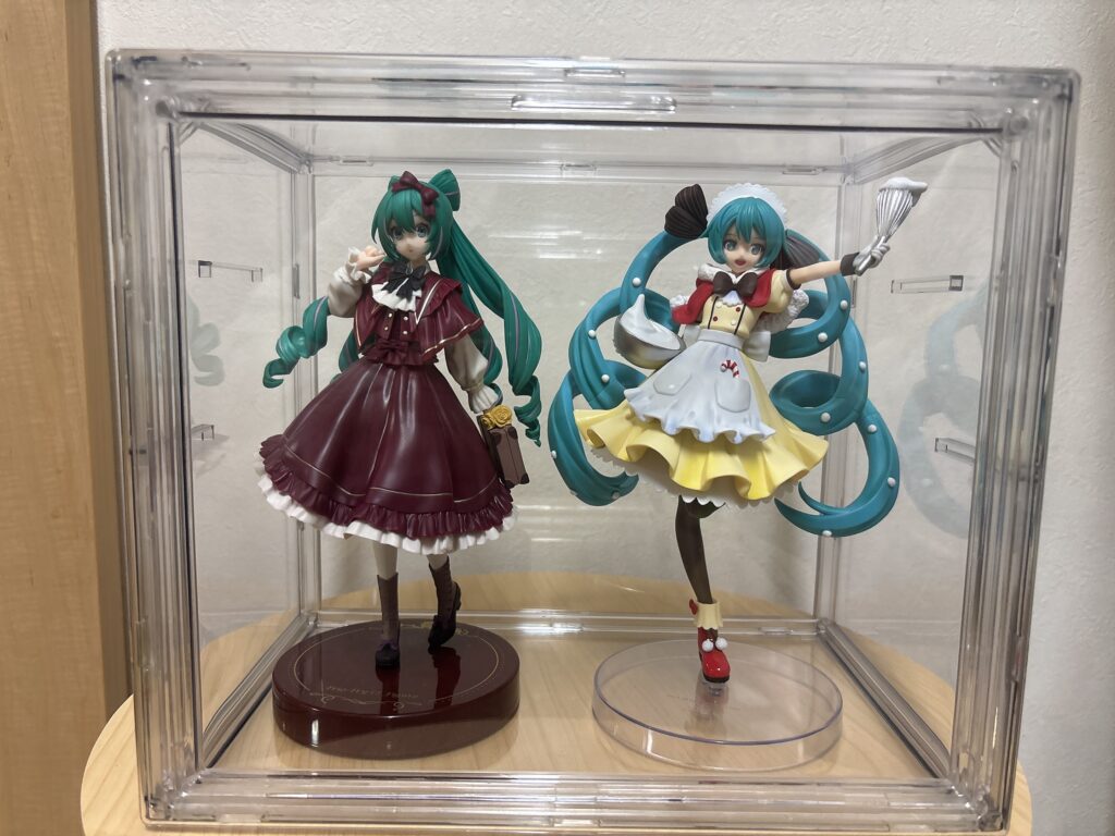 透明コレクションケースにフィギュア2台を飾った場面