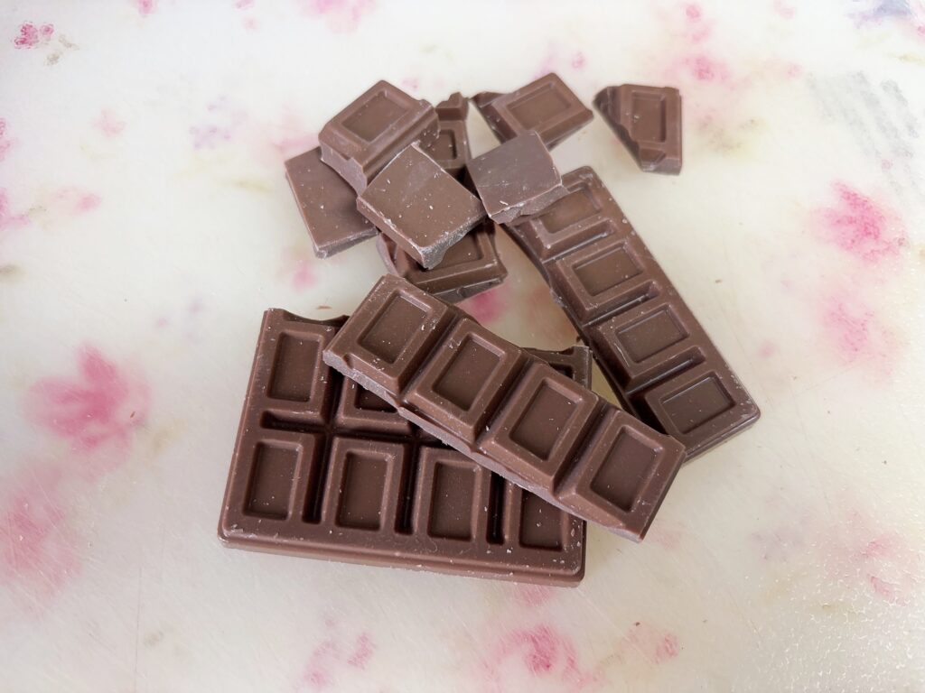 ダイソーの板チョコをまな板で割っている様子