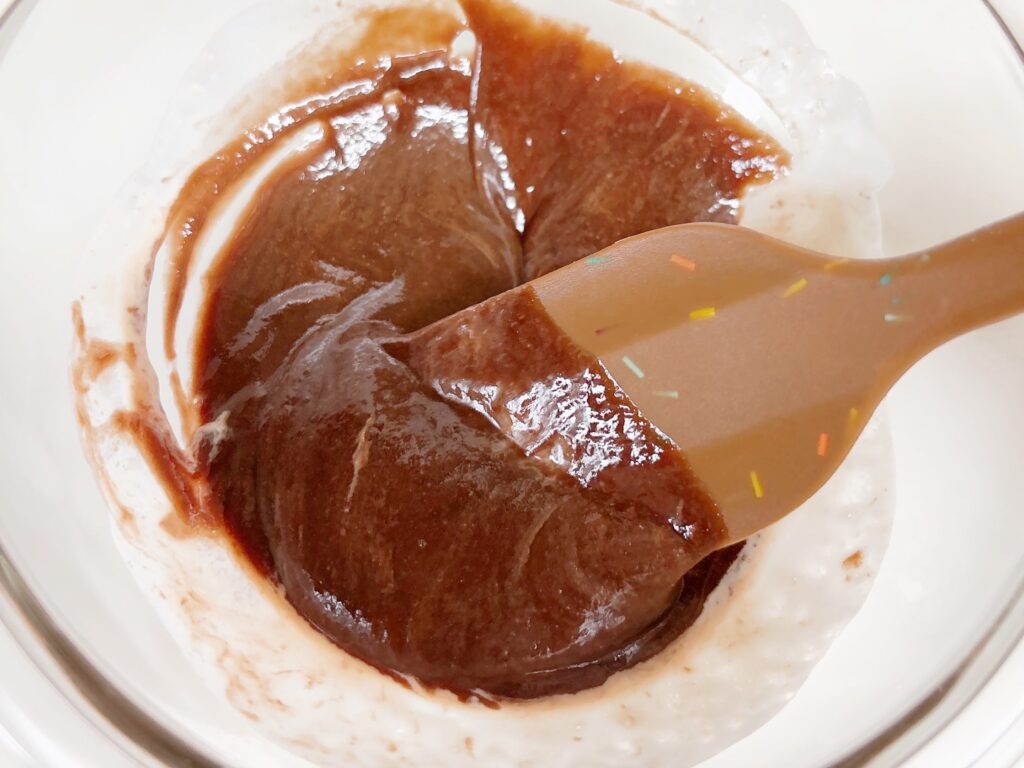 溶けたチョコと生クリームを混ぜた様子