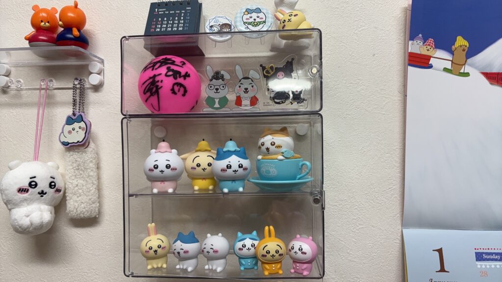 ダイソー 壁にも付けられるディスプレイケース 2段に1段を重ねてフィギュアを飾っている様子