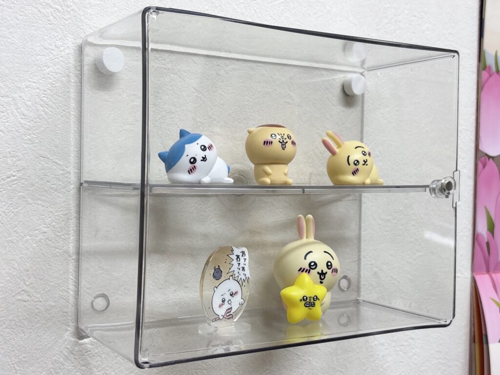 ダイソー 壁にも付けられるディスプレイケース フィギュアを飾った様子