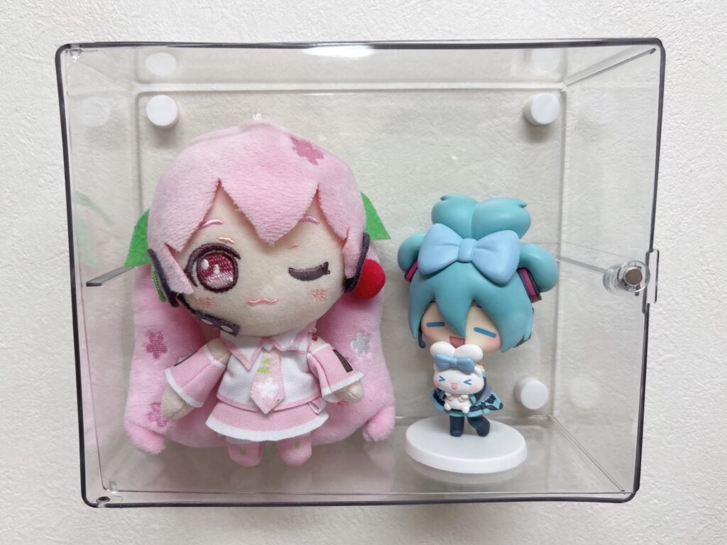 ダイソー 壁にも付けられるディスプレイケース仕切りなしでフィギュアを飾っている