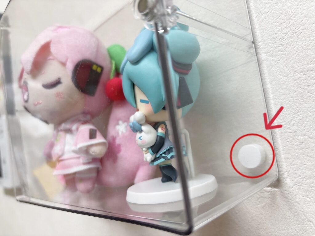 ダイソー 壁にも付けられるディスプレイケース ネジ代わりのプッシュピンで固定している様子