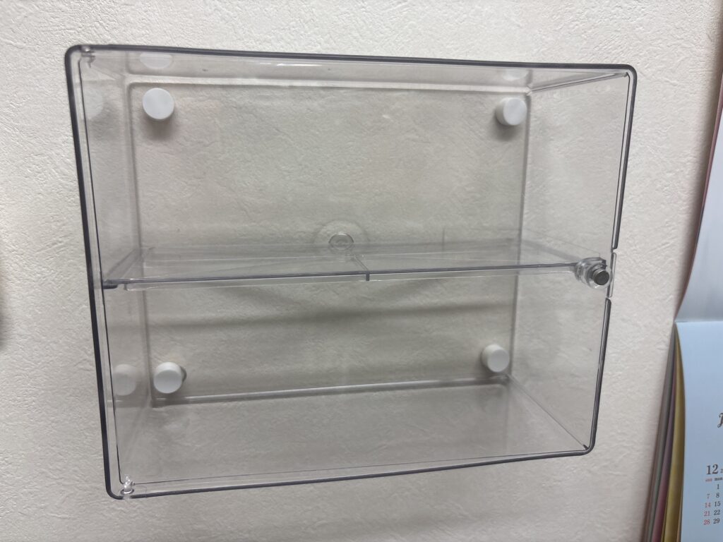 ダイソー 壁にも付けられるディスプレイケース 外観