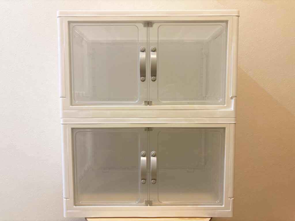 積み重ねて２段にしたジョイントできる扉付き折りたたみ収納ケース