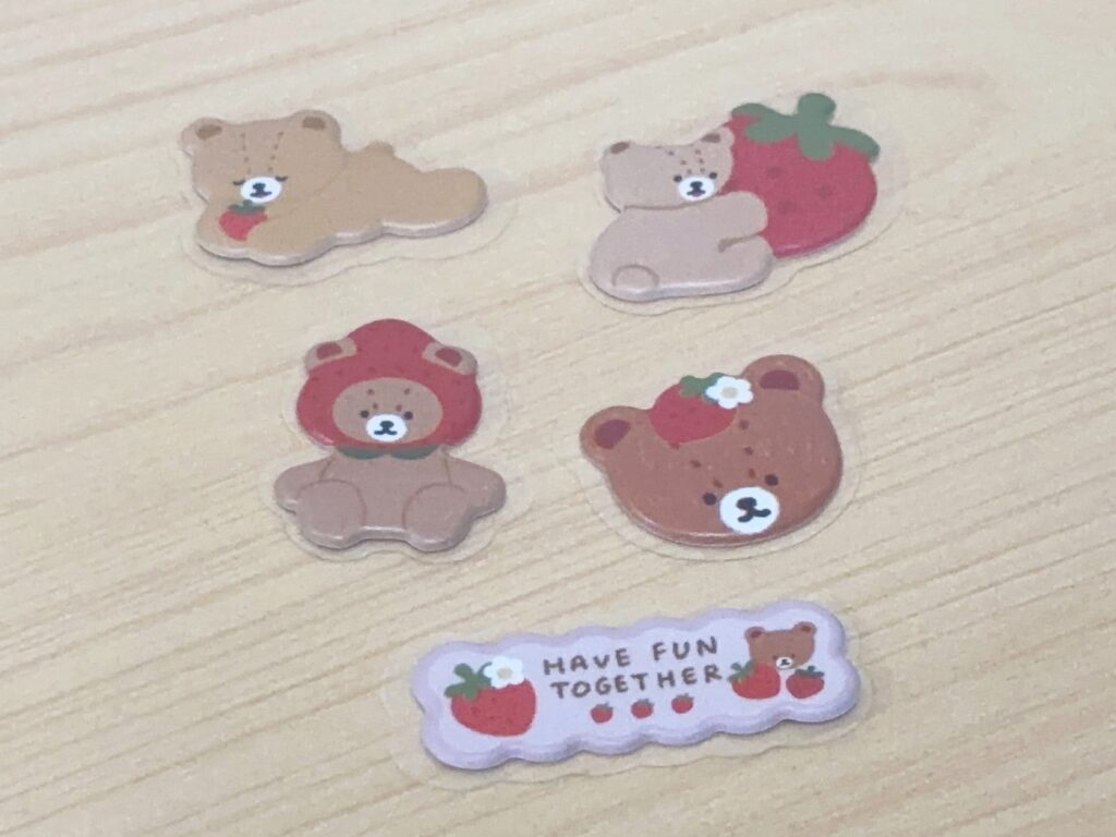 セリアストロベリーくまのシール5枚並べた画像
