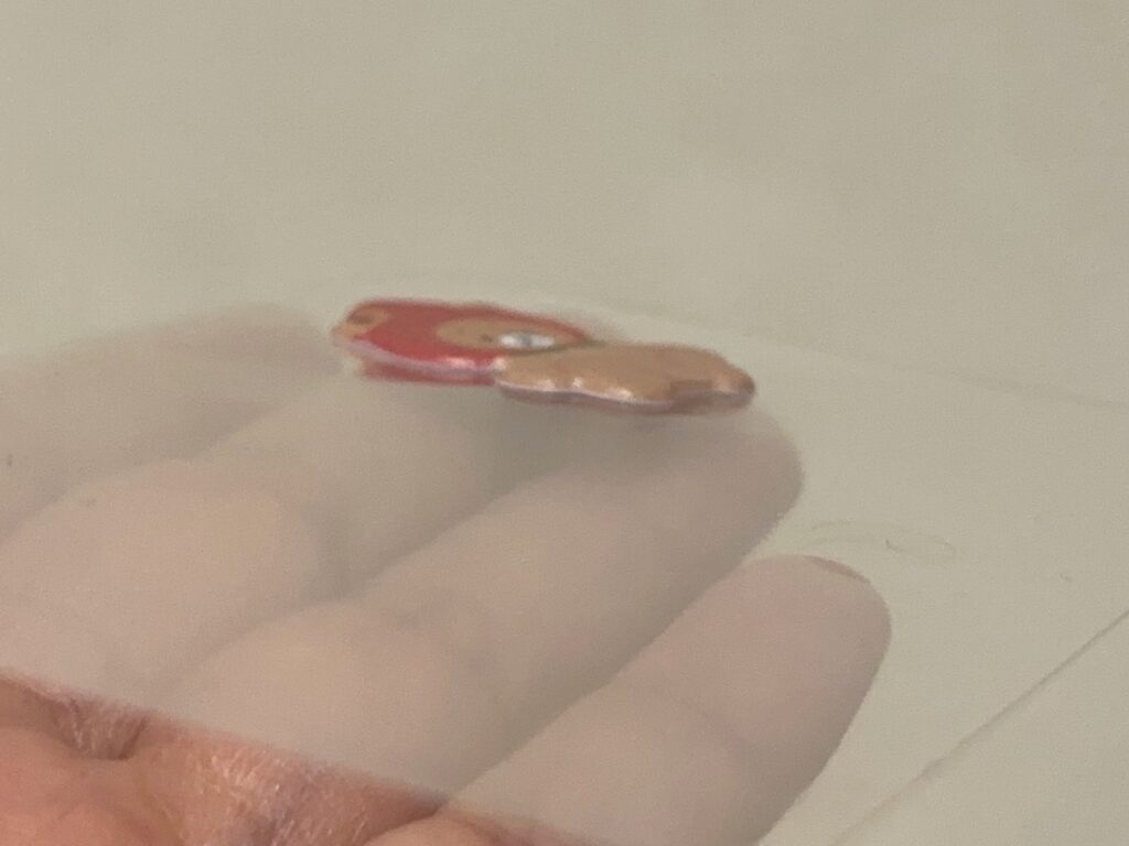 セリアのストロベリーベアシールを手に乗せてぷくぷく具合がわかるようにしている