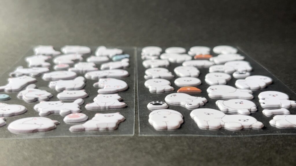 セリアしろふわアニマルシールのぷくぷくがわかる画像