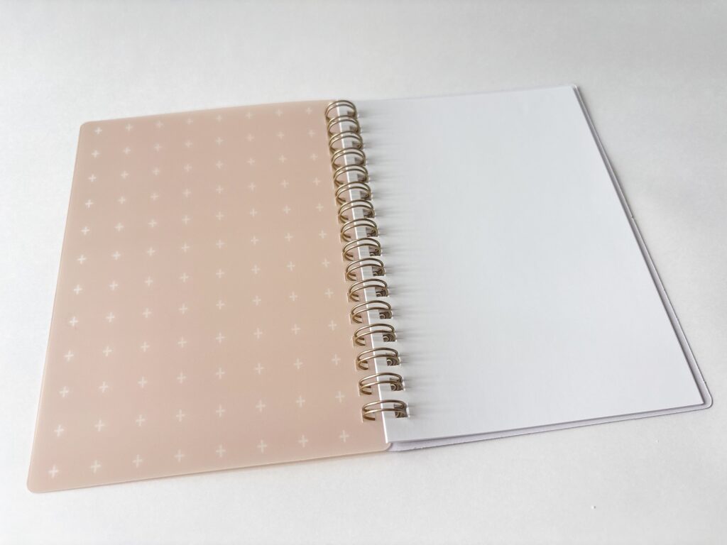 セリアのシール帳シンプル柄を見開いた