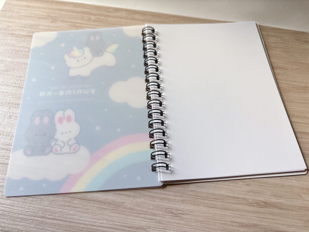 100均シール帳のシールコレクションノートゆるふわを見開いている