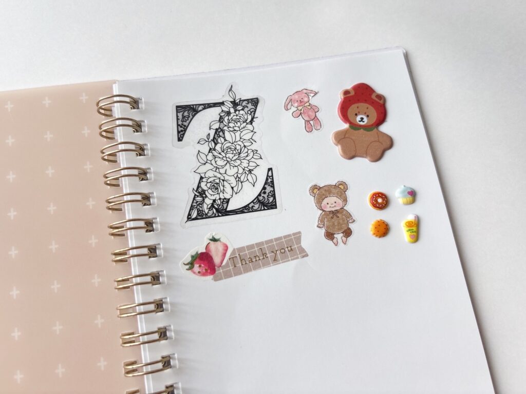 セリアのシール帳 30Pシンプル柄にシールを貼った画像