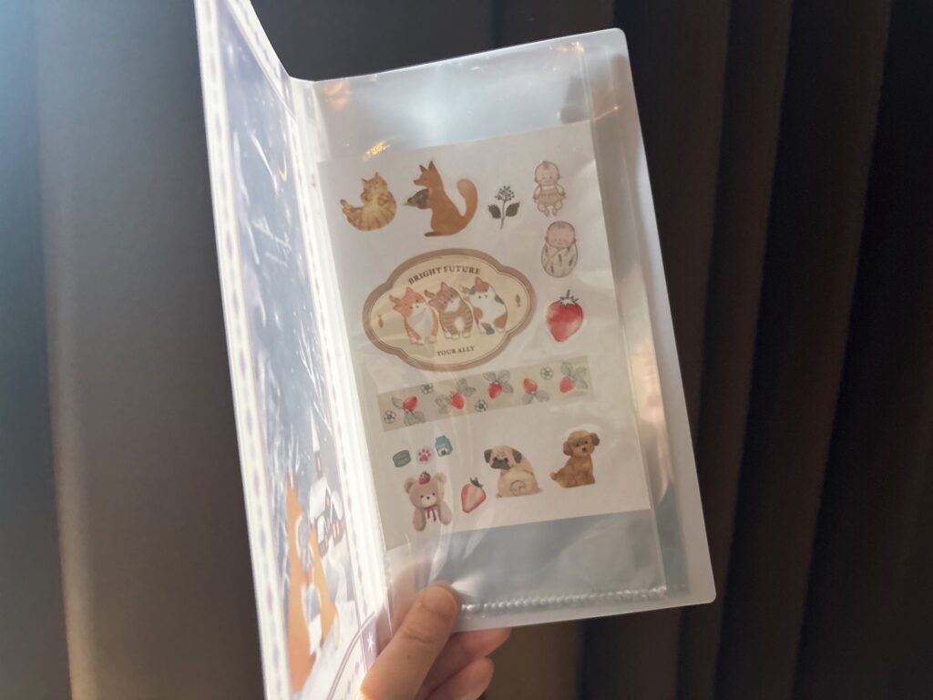 シール台紙をシールファイルに入れて保管している様子